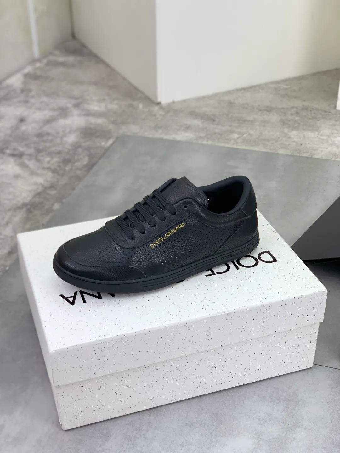 Men's shoes P500 💰 [New model] The latest hot model, top original quality, the official website is synchronized with "DOLCE&GABBANA [Dolce & Gabbana] ~ High Quality." The effect is low-cut casual DG men's shoes, loved by many celebrities, using high-end imported first-layer frosted calfskin with punched logo design + cowhide feet, simple and elegant, perfect interpretation of the latest inspiration for shoes, classic and fashionable integration, luxury dream, dominating fashion Suitable for drivers, light and comfortable to drive, light and breathable for outdoor travel, high-end quality, trustworthy, black or white🉑️choose! Code number: 38-46